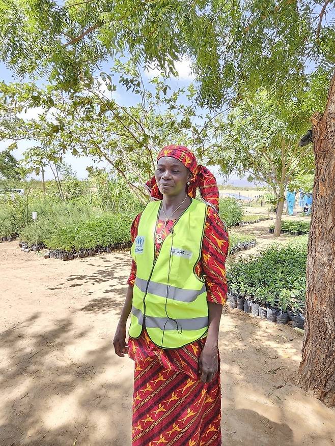 카메룬 미나와오 난민캠프의 묘목장에서 일하는 리디아 야쿠부(45) 씨 (마요차나가<카메룬>=연합뉴스) 노재현 기자 = 지난 11일(현지시간) 카메룬 최북단주 마요차나가 지역에 있는 미나와오 난민캠프 내 묘목장에서 일하는 리디아 야쿠부(45) 씨. 2025.6.24 nojae@yna.co.kr