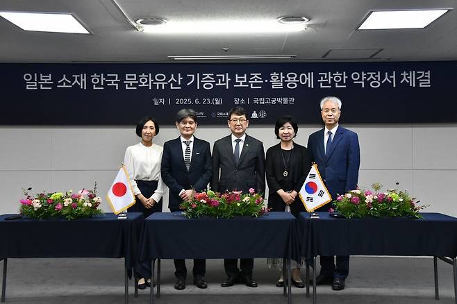 '관월당' 부재를 한국으로 정식 양도하는 기증협약식 모습  왼쪽부터 사토 마이코 여사, 사토 다카오 고토쿠인 주지, 최응천 국가유산청장, 김정희 국외소재문화유산재단 이사장, 곽창용 재단 사무총장 [국가유산청 제공. 재판매 및 DB 금지]