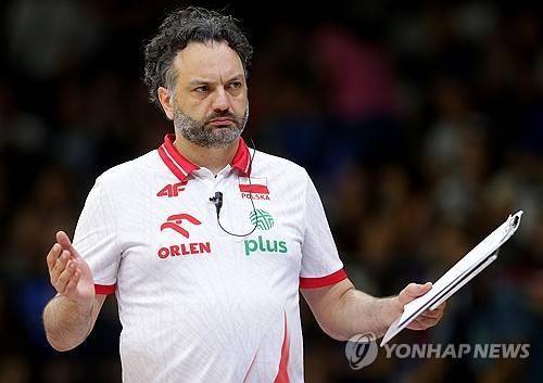 폴란드 여자배구 대표팀 사령탑인 스테파노 라바리니 감독 [EPA=연합뉴스]