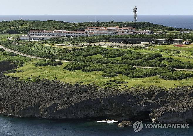 장기 피난소 들어서는 일본 요나구니지마 (도쿄 교도=연합뉴스) 일본 정부가 대만과 가까운 오키나와현 요나구니지마에 2028년까지 장기 피난소를 설치한다고 니혼게이자이신문이 24일 보도했다. 사진은 요나구니지마에 있는 육상자위대 주둔지. 2025.6.24 photo@yna.co.kr