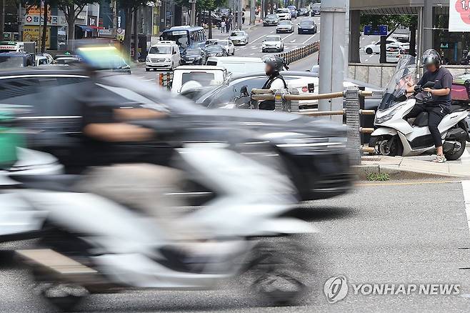 서울 시내를 오가는 라이더들 [연합뉴스 자료사진]