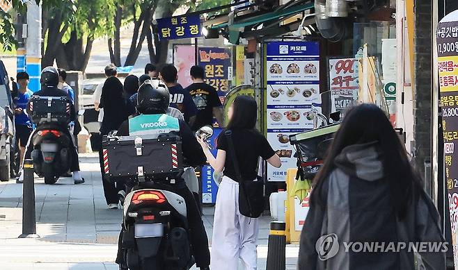 배달앱 수수료·배달비에 자영업자 부담 (서울=연합뉴스) 최재구 기자 = 배달 플랫폼 중개수수료와 배달료로 소상공인 자영업자들의 부담이 커지고 있다. 25일 서울 시내 한 음식점 앞에서 배달 라이더가 배달을 준비하고 있다. 2025.5.25 jjaeck9@yna.co.kr