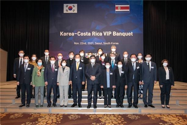 2021년 방한한 카를로스 알바라도 전 코스타리카 대통령과 지방정부협의회 간담회 [전국 사회연대경제 지방정부협의회 제공. 재판매 및 DB 금지]