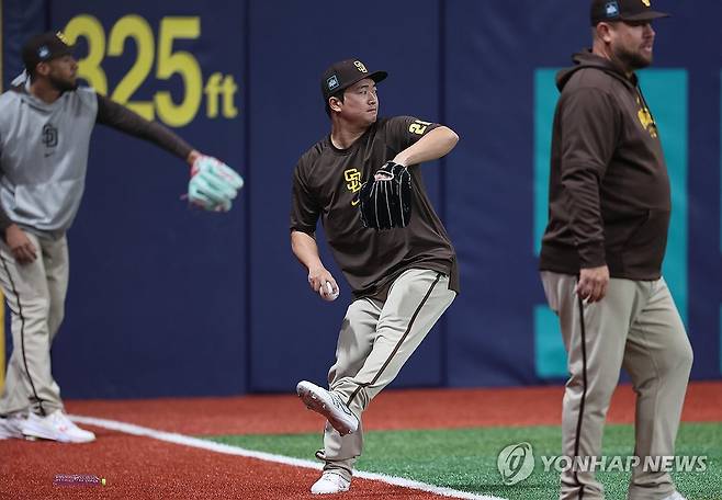 훈련하는 샌디에이고 파드리스 고우석 (서울=연합뉴스) 박동주 기자 = 샌디에이고 파드리스 고우석이 18일 서울 고척스카이돔에서 미국프로야구(MLB) 공식 개막시리즈를 앞두고 열린 LG 트윈스 대 샌디에이고 파드리스 연습 경기를 앞두고 훈련하고 있다. 2024.3.18 pdj6635@yna.co.kr