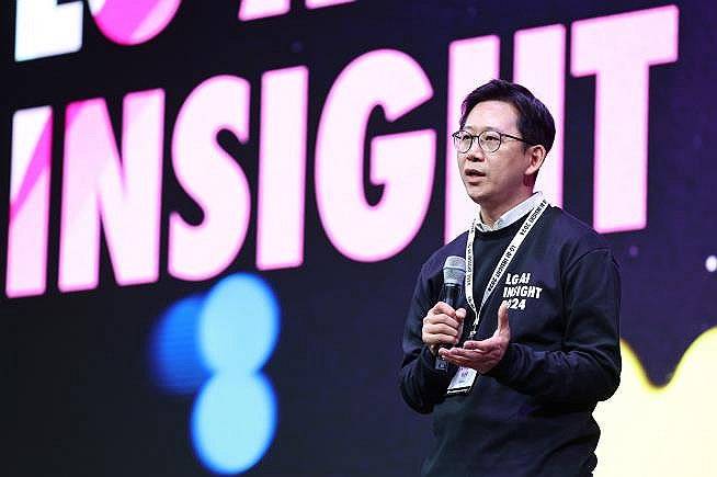 LG AI 연구원, 엔비디아 GTC서 국내 첫 추론 AI 발표 (서울=연합뉴스) LG AI 연구원이 오는 21일(현지시간)까지 미국 캘리포니아주 새너제이에서 열리는 엔비디아의 연례 개발자 콘퍼런스(GTC)에서 '엑사원 딥'을 소개한다고 18일 밝혔다. 사진은 배경훈 LG AI 연구원장이 소개하는 모습. 2025.3.18 [LG 제공. 재판매 및 DB 금지] photo@yna.co.kr