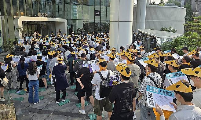 임을 위한 행진곡 부르는 네오플 노조 (서울=연합뉴스) 김주환 기자 = 사측의 성과급 제도 변경에 항의하며 쟁의에 들어간 넥슨 자회사 네오플 노동조합 조합원들이 18일 서울 강남구 서울지사 사옥 앞에서 집회 시작 전 '임을 위한 행진곡'을 부르고 있다. 2025.6.18 jujuk@yna.co.kr