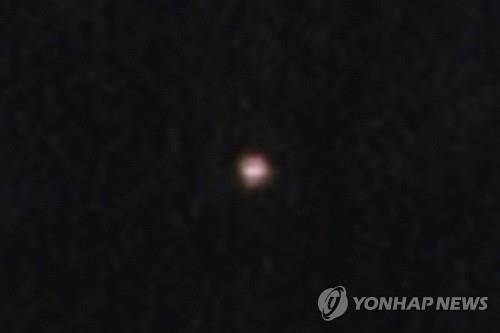 소행성 '2024 YR4' (AP = 연합뉴스) 2025년 4월 2일 미국 항공우주국(NASA)의 제임스웹 우주망원경으로 촬영된 소행성 '2024 YR4'의 모습. [유럽우주청(ESA) 제공 사진을 AP가 배포. 크레딧 표시 필수] (European Space Agency via AP) MANDATORY CREDIT. 2025.6.24.