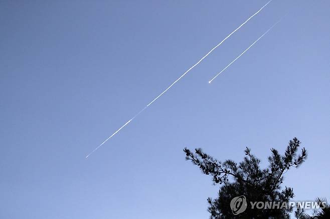 24일(현지시간) 이스라엘 예루살렘에 목격된 이란 탄도미사일 [UPI 연합뉴스]