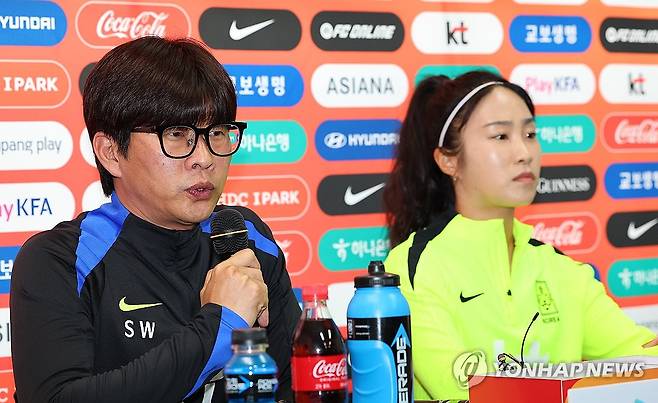 취재진 질문에 답하는 신상우 감독 [연합뉴스 자료사진]