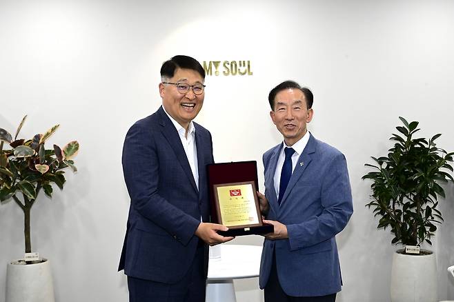 청년장병 재무·마음건강 종합지원…서울시, 국방부 감사패 받아 (서울=연합뉴스) 서울시는 국방의 의무를 다하는 청년 장병을 위한 정책 지원 공로를 인정받아 국방부로부터 감사패를 받았다고 24일 밝혔다. 김태균 서울시 행정1부시장(왼쪽)과 김수삼 국방부 인사복지실장이 감사패 전달 후 기념촬영을 하고 있다. 2025.6.24 [서울시 제공. 재판매 및 DB 금지]