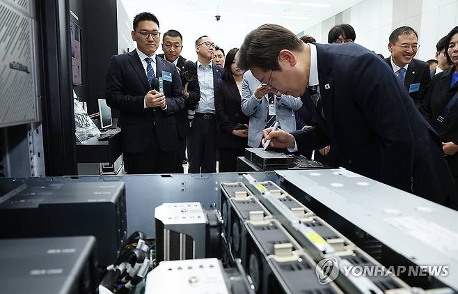 이재명 대통령, AI 제품·서비스 시연 참관 (울산=연합뉴스) 홍해인 기자 = 이재명 대통령이 20일 울산전시컨벤션센터에서 열린 인공지능(AI) 글로벌 협력 기업 간담회 뒤 AI 제품·서비스 시연을 참관하고 있다. 2025.6.20 [대통령실통신사진기자단] hihong@yna.co.kr