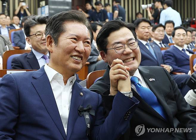 손잡은 정청래·박찬대 당대표 후보 (서울=연합뉴스) 김주형 기자 = 더불어민주당 당대표 후보인 정청래(왼쪽)·박찬대 의원이 24일 서울 여의도 국회에서 열린 의원총회에 참석해 손잡고 있다. 2025.6.24 kjhpress@yna.co.kr