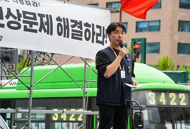 발언하는 네오플 노조 조정우 분회장     (서울=연합뉴스) 김주환 기자 = 네오플 노동조합 조정우 분회장이 24일 서울 강남구 네오플 서울지사 사옥 앞에서 열린 파업 결의대회에서 발언하고 있다.
    민주노총 화학섬유식품노조 넥슨지회 네오플분회는 이날 서울지사, 25일 제주 본사에서 각각 집중 결의대회를 열고 다음날부터 3일간 전면 파업에 돌입한다고 이날 밝혔다. 2025.6.24 jujuk@yna.co.kr