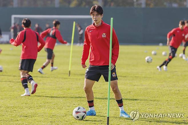 패스 연습하는 기성용 (구리=연합뉴스) 황광모 기자 = K리그1 상위 스플릿에서 순위 경쟁 중인 FC 서울의 기성용이 30일 오후 경기 구리시 GS챔피언스파크에서 열린 훈련에서 동료들과 패스 연습을 하고 있다. 2024.10.30 hkmpooh@yna.co.kr