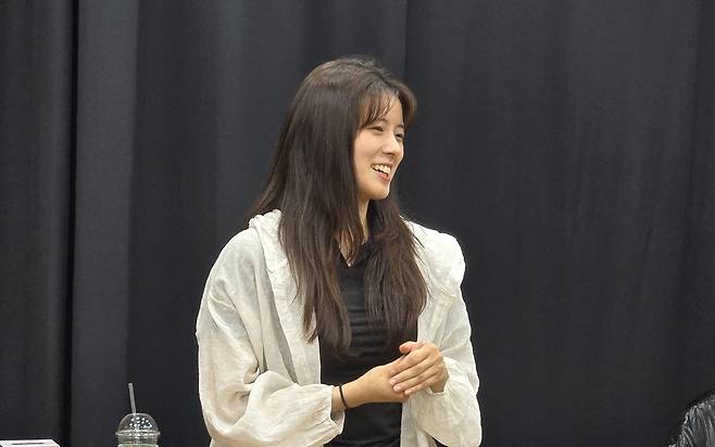 주인공 일라이 역의 배우 권슬아 (서울=연합뉴스) 임순현 기자 = 연극 '렛미인'의 주인공 일라이 역의 배우 권슬아가 24일 기자간담회에서 출연 소감을 말하고 있다. 2025.06.24 hyun@yna.co.kr