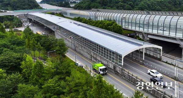 지난 2020년 화재사고로 전소된 수원시 하동IC 방음터널이 지자체 간 갈등과 소송 등의 영향으로 지연된 끝에 5년 만에 완전 복구됐다. 사진은 24일 오전 차량 통행이 원활해진 하동IC 방음터널 모습. 2025.6.24 /이지훈기자 jhlee@kyeongin.com