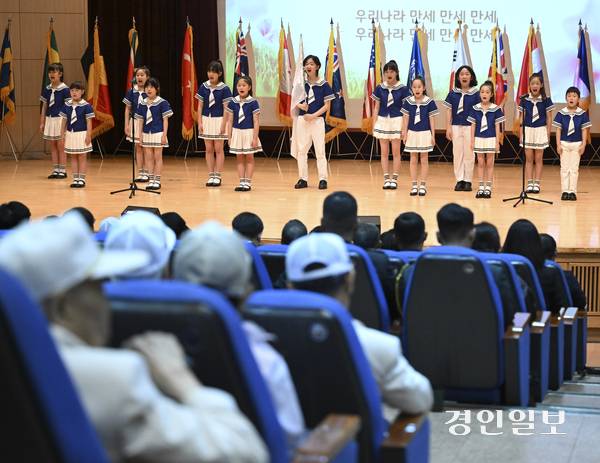 25일 오전 수원시 영통구 경기도경제과학진흥원에서 경기도 6·25전쟁 제75주년 행사가 열리고 있다. 2025.6.25 /이지훈기자 jhlee@kyeongin.com