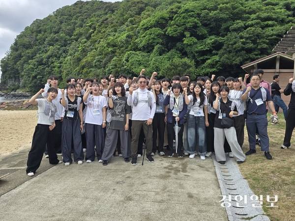 신한대 대마도 역사 비전기행에 참가 중인 학생들이 25일 일본 대마도 카츠미 해변에서 해양봉사 활동의 일환으로 해변 쓰레기를 치우기에 앞서 파이팅을 외치고 있다. 이곳 해변에 떠밀려 오는 해양 쓰레기의 40%는 한국발 쓰레기라고 한다. 2025.6.25 대마도/최재훈기자 cjh@kyeongin.com