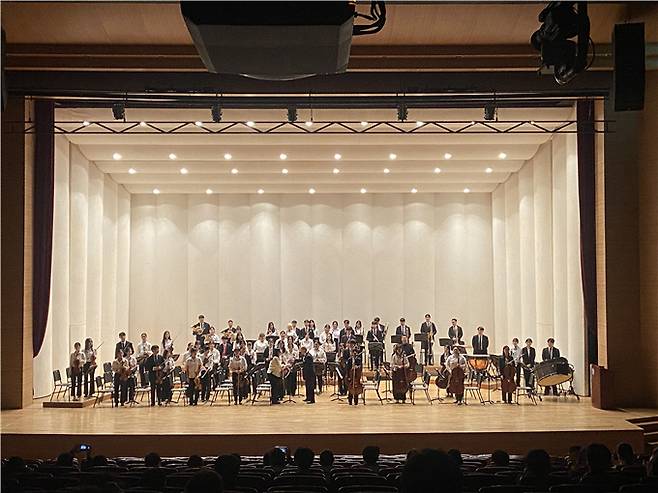 수원대학교 음악테크놀로지대학이 지난 5월 19일 수원대 벨칸토아트센터에서 '2025 오케스트라 정기연주회' 무대를 선보이고 있다. 사진=수원대학교