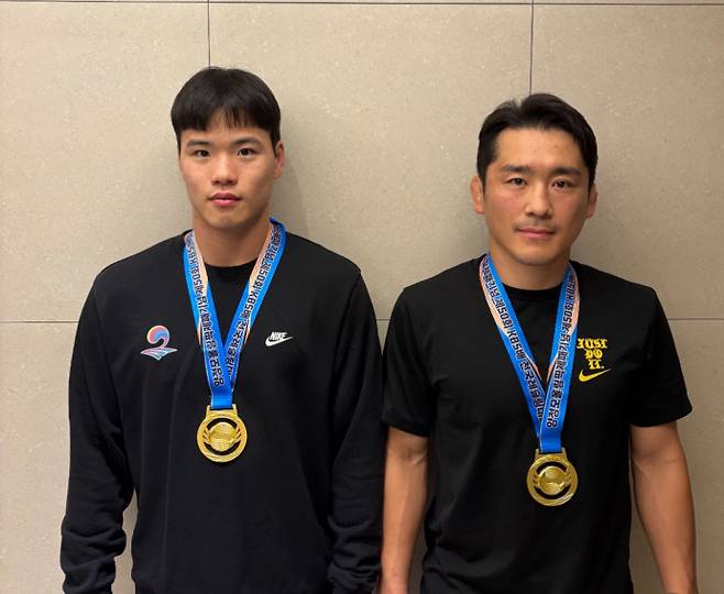25일 경북 상주실내체육관에서 열린 제50회 KBS배 전국레슬링대회서 입상한 평택시청 안덕진(사진 왼쪽)·이승철이 기념사진을 찍고 있다. 사진=평택시청