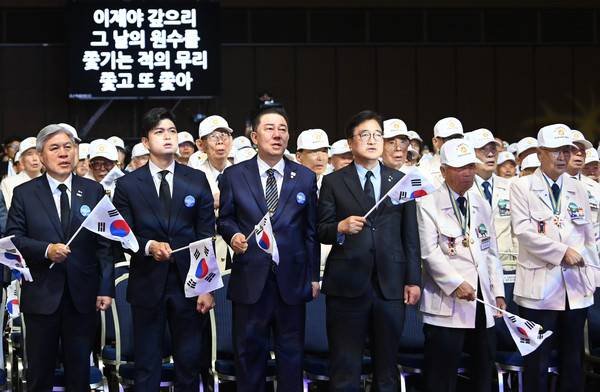 25일 대전컨벤션센터에서 열린 6·25전쟁 제75주년 행사에 참석한 김용태 국민의힘 비상대책위원장과 김병기 더불어민주당 당 대표 직무대행 겸 원내대표, 우원식 국회의장, 6·25 참전 유공자들이 6·25의 노래를 부르며 태극기를 흔들고 있다. 김주형 기자 kjh2667_@cctoday.co.kr