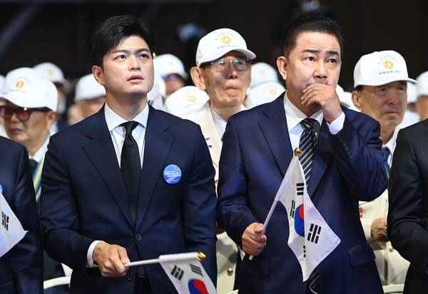 김용태 국민의힘 비상대책위원장과 김병기 더불어민주당 당 대표 직무대행 겸 원내대표가 대전컨벤션센터에서 열린 6·25전쟁 제75주년 행사에서 6·25의 노래를 부르며 태극기를 흔들고 있다. 김주형 기자 kjh2667_@cctoday.co.kr