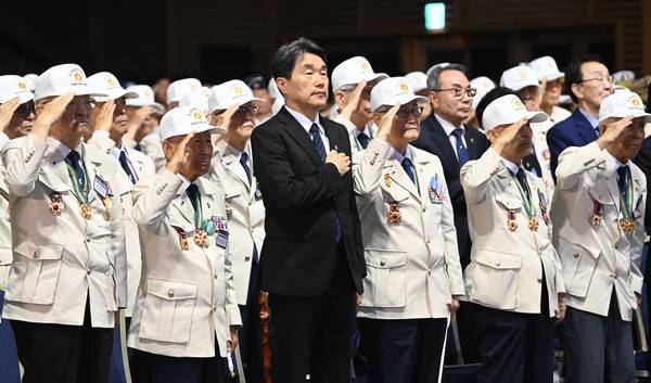 25일 대전컨벤션센터에서 열린 6·25전쟁 제75주년 행사에 참석한 이주호 국무총리 직무대행 부총리 겸 교육부 장관과 6·25 참전 유공자들이 국기에 대한 경례를 하고 있다. 김주형 기자 kjh2667_@cctoday.co.kr