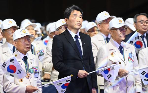 25일 대전컨벤션센터에서 열린 6·25전쟁 제75주년 행사에 참석한 이주호 국무총리 직무대행 부총리 겸 교육부 장관과 6·25 참전 유공자들이 6·25의 노래를 부르며 태극기를 흔들고 있다. 김주형 기자 kjh2667_@cctoday.co.kr
