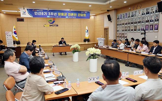 김성 장흥군수가 지난 24일 장흥군청 회의실에서 민선 8기 3주년을 앞두고 ‘언론인 간담회’를 개최했다. <장흥군 제공>