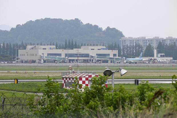 25일 광주시 광산구 신촌동 광주공항에서 여객기들이 대기하고 있다. 광주공항은 민간항공기가 전투기 활주로를 공동으로 사용하는 민군공항이다. 
 /김진수 기자 jeans@kwangju.co.kr