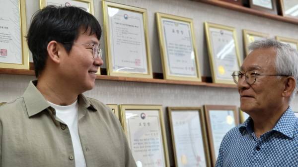 주영산업의 공동 대표인 성호진(오른쪽) 대표와 외아들 성준학 대표가 서로를 바라보고 있다.
