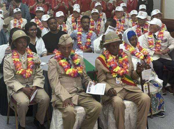 22일 포항 양포교회에서 예배를 드리고 있는 에티오피아 참전용사 뜰라운 테세마와 벨라체우 아메네쉐(맨앞줄 왼쪽). 뒷쪽은 포항지회 6·25 참전용사, 참전학도의용군회, 월남전 참전용사들.