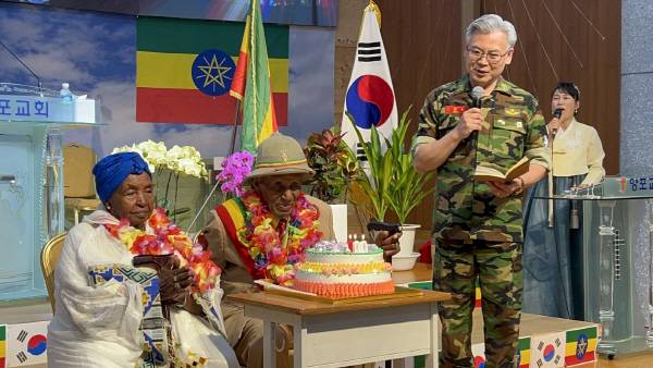 뜰라운 참전용사의 100번째 생일을 축하하는 깜짝 축하연 모습. 뜰라운 참전용사 부부.