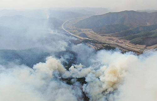 지난 3월 25일 경북 의성군 옥산면 당진영덕고속도로 인근 신계리 일대에서 산불로 인한 연기가 피어오르고 있다.연합