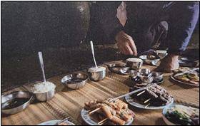 사진: 유용예-'굴제'를 올리는 모습. '굴할망', '굴하르방', '토신', '선대 굴대장'을 모시고 '굴제'를 올린다. '굴제'를 올릴 때는 다른 사람 입회 없이 '굴대장'이 혼자 엄숙히 '제'를 올린다.(인용: 구억리 그릇이야기, 구억리 마을회,2020)&nbsp;