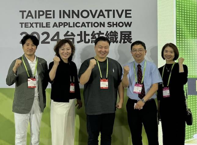 지난해 10월&nbsp;17일 최준호 패션그룹형지 부회장(가운데)이&nbsp;‘2024&nbsp;대만 타이베이 신섬유 전시회(TITAS)을 참관한 뒤 대만섬유연맹(TTF, Taiwan Textile Federation)&nbsp;마케팅 부서장 및 디렉터 등 관계자들과 기념 사진을 촬영하고 있다. / 사진=패션그룹형지