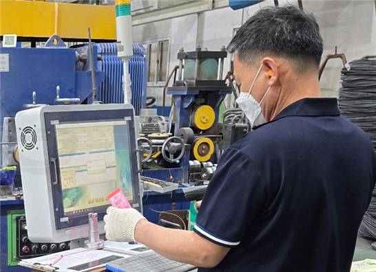 작업자가 MES시스템이 적용된 키오스크를 활용하여 생산설비를 제어하는 모습/사진=포스코 제공