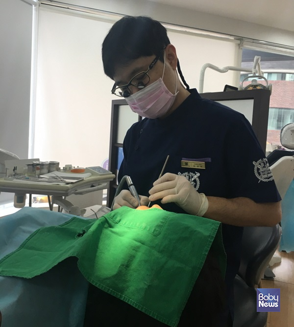 유아기와 아동기는 교정치료의 첫 단계이다. 영구치가 나오기 시작하는 7세 전후에 정밀검사를 통해 치아의 발육과 턱의 발육을 진단해야 한다. ⓒ서울제이치과