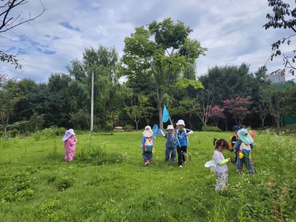싱글벙글어린이집 아이들이 산에 나들이 간 모습. ⓒ공동육아와공동체교육