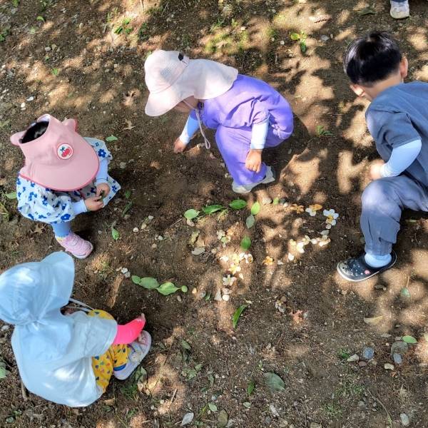 산에서 나뭇잎놀이 중인 아이들. ⓒ공동육아와공동체교육