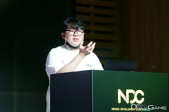 시프트업 유형석 디렉터가 '승리의 여신: 니케'의 IP 구축을 위해 진행한 굿즈 판매, 오프라인 행사의 경험을 발표했다.