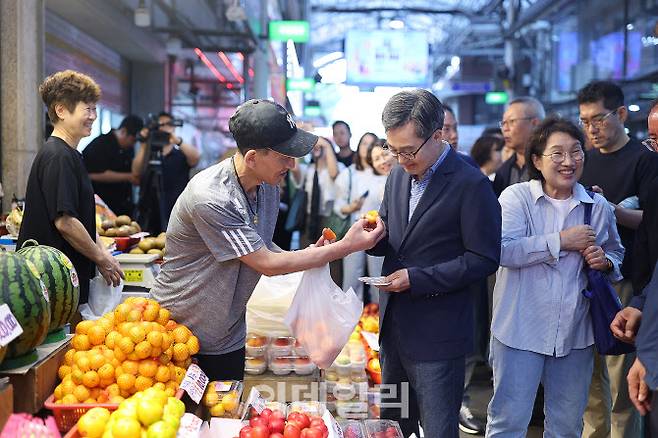 지난 21일 오후 오산 오색시장에서 열린 경기 살리기 통큰세일행사에서 김동연 경기도지사가 직접 장을 보고 있다.(사진=경기도)