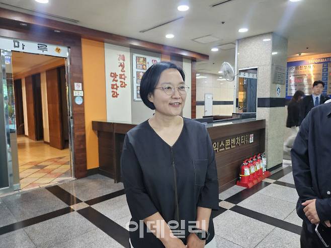 한성숙 중소벤처기업부 장관 후보자가 25일 서울 영등포구 중소기업기술정보진흥원 수도권평가실에 마련된 인사청문회 준비 사무실로 출근하며 기자들의 질문에 답변하고 있다. (사진=김경은 기자)