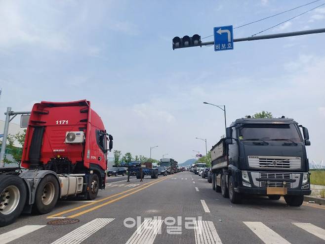 2023년 8월 송도 9공구 아암물류2단지 내 미개통 도로에 화물차 등 수백대의 차량이 주차돼 있다. (사진 = 이종일 기자)