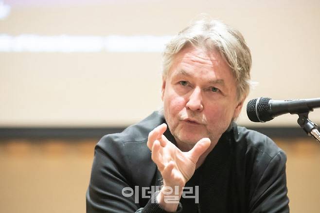 뉴욕필하모닉오케스트라 내한공연 기자간담회가 25일 서울 서초구 서울문화예술교육센터 서초에서 열렸다. 지휘자 에사페카 살로넨이 기자들 질문에 답하고 있다.. (사진=마스트미디어)