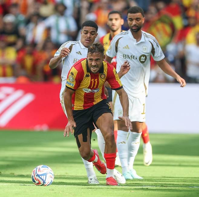 2025년 6월 20일(현지시각), 미국 내슈빌 지오디스 파크에서 열린 FIFA 클럽 월드컵 D조 경기 중, LA FC와의 맞대결에서 볼 경합에 나선 튀니스의 유세프 벨라일리