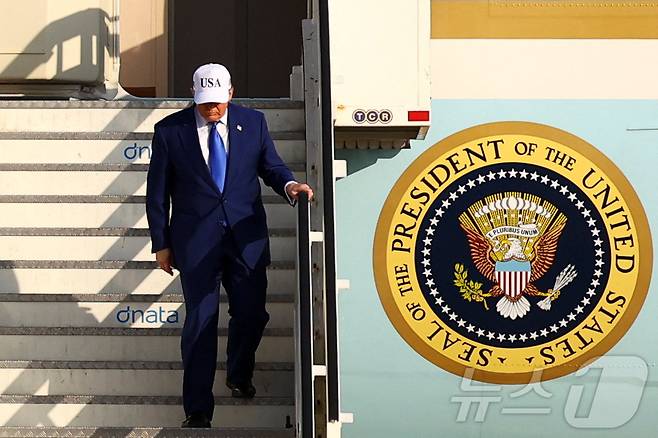 24일(현지시간) 도널드 트럼프 미국 대통령이 네덜란드 스히폴 공항에 착륙한 대통령 전용기 '에어포스원'에서 내리고 있다. 2025.06.24 ⓒ 로이터=뉴스1 ⓒ News1 김지완 기자