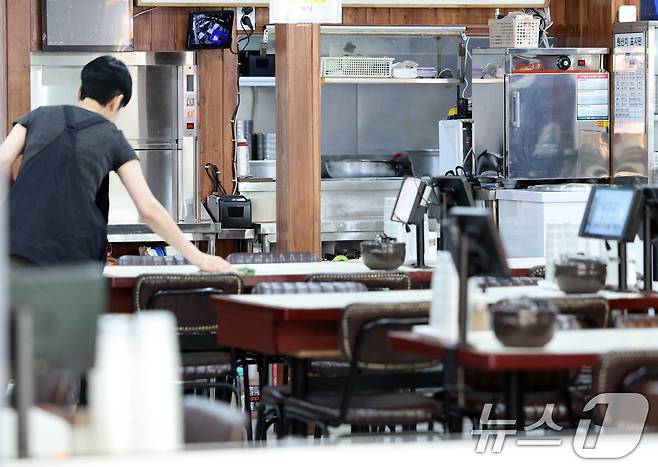 서울 중구 명동거리의 한 식당에서 점포 관계자가 영업준비를 하고 있다. /뉴스1 ⓒ News1 황기선 기자