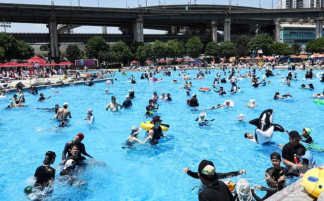 무더운 날씨를 보인 22일 서울 광진구 뚝섬야외수영장에서 시민들이 즐거운 시간을 보내고 있다. 서울시는 지난 20일부터 뚝섬·여의도·잠원한강공원 수영장과 잠실·양화·난지한강공원 물놀이장을 개장해 오는 8월31일까지 운영한다. 2025.6.22/뉴스1 ⓒ News1 김도우 기자