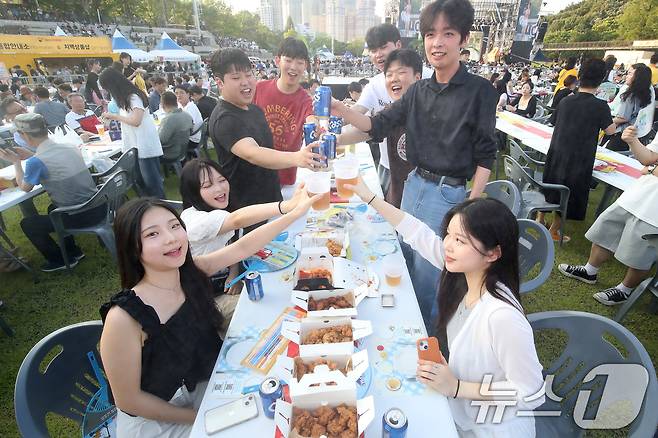 3일 오후 대구 달서구 두류공원 2·28 자유광장에서 개막한 '2024 대구치맥페스티벌'을 찾은 시민들이 치킨과 맥주를 맛보며 즐거운 시간을 보내고 있다. 2024.7.3/뉴스1 ⓒ News1 공정식 기자